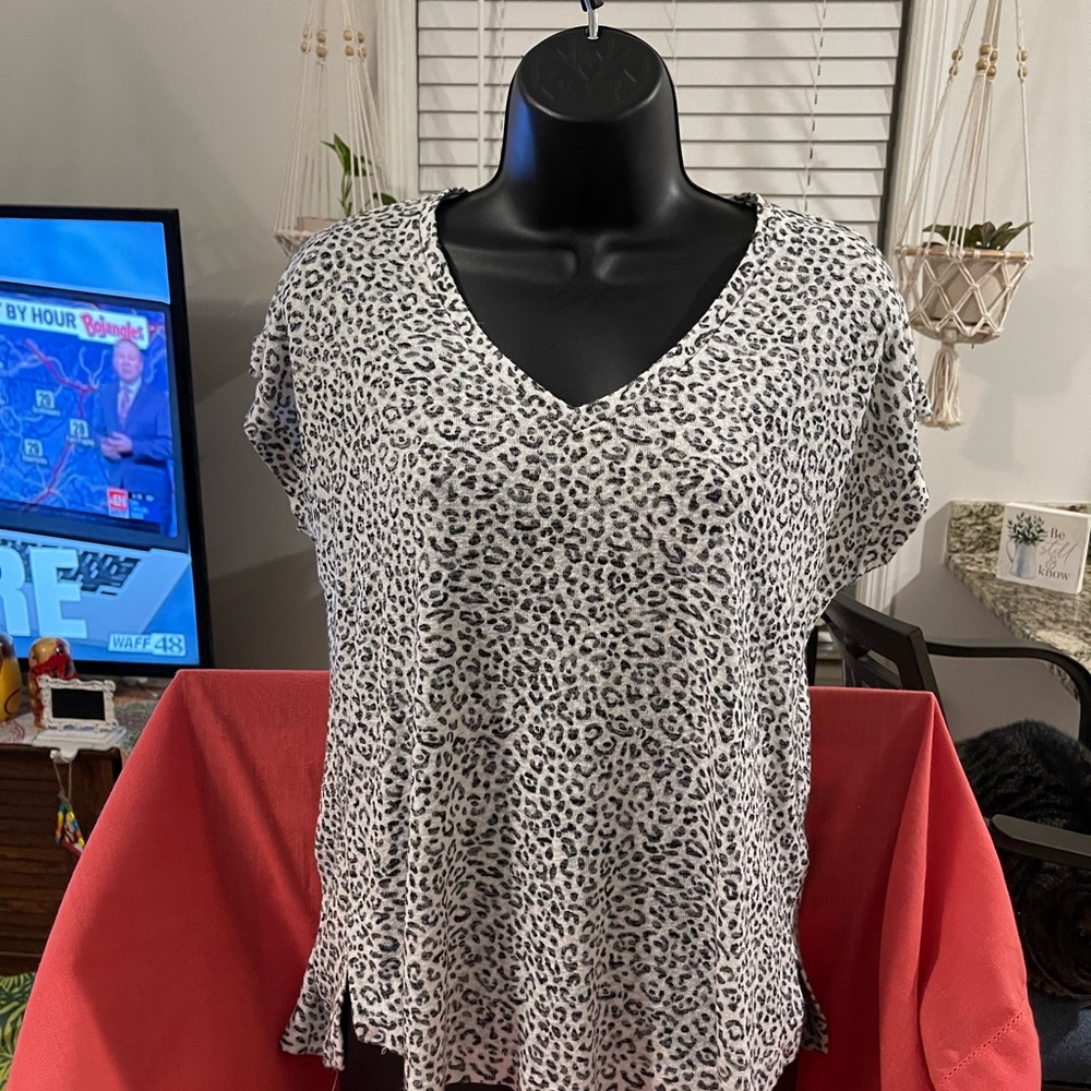 Leopard print v neck
